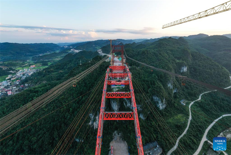 Arco principal da grande ponte Machanghe, no sudoeste da China, concluído com sucesso
