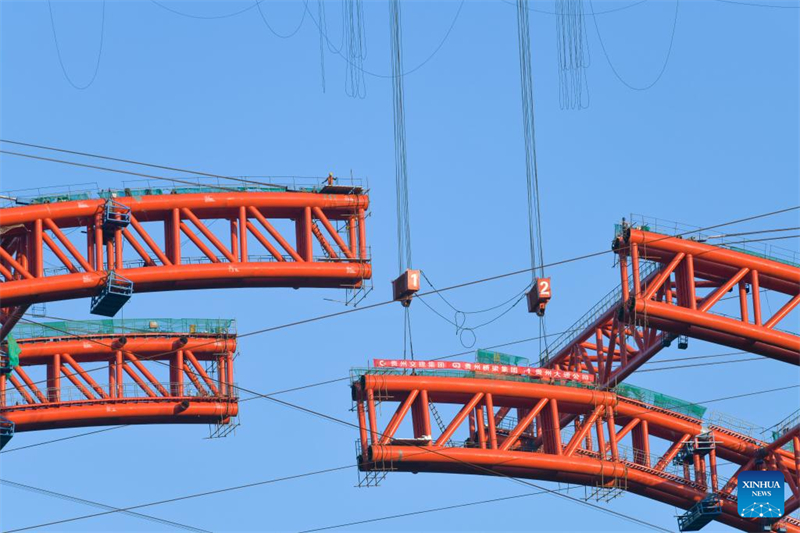 Arco principal da grande ponte Machanghe, no sudoeste da China, concluído com sucesso