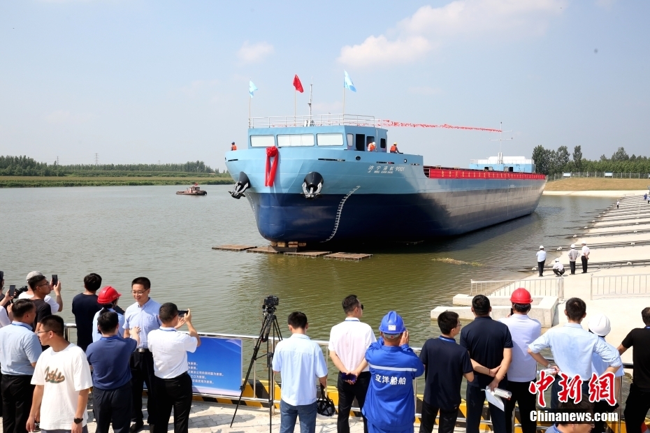 Primeiro lote de cargueiros inteligentes movidos a novas energias lan?ado no Grande Canal, leste da China