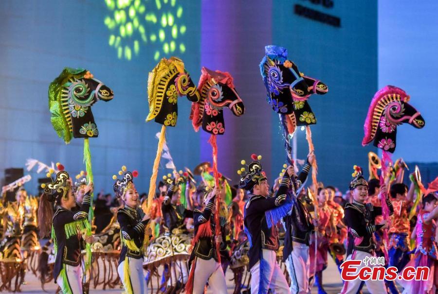 Xinjiang lan?a a primeira temporada de arte folclórica