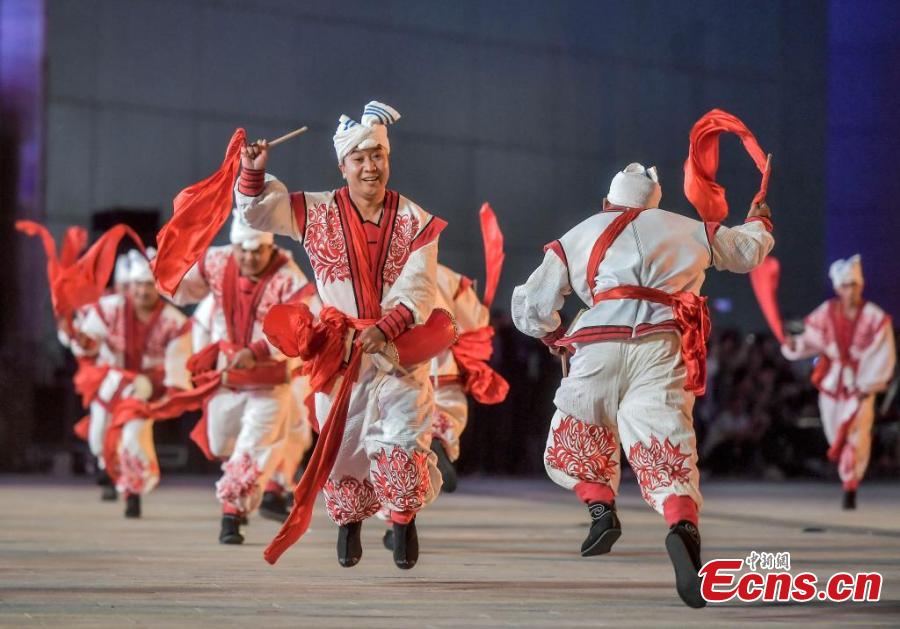 Xinjiang lan?a a primeira temporada de arte folclórica