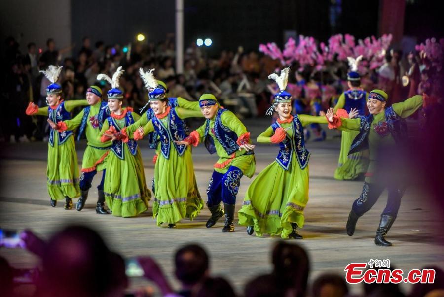 Xinjiang lan?a a primeira temporada de arte folclórica