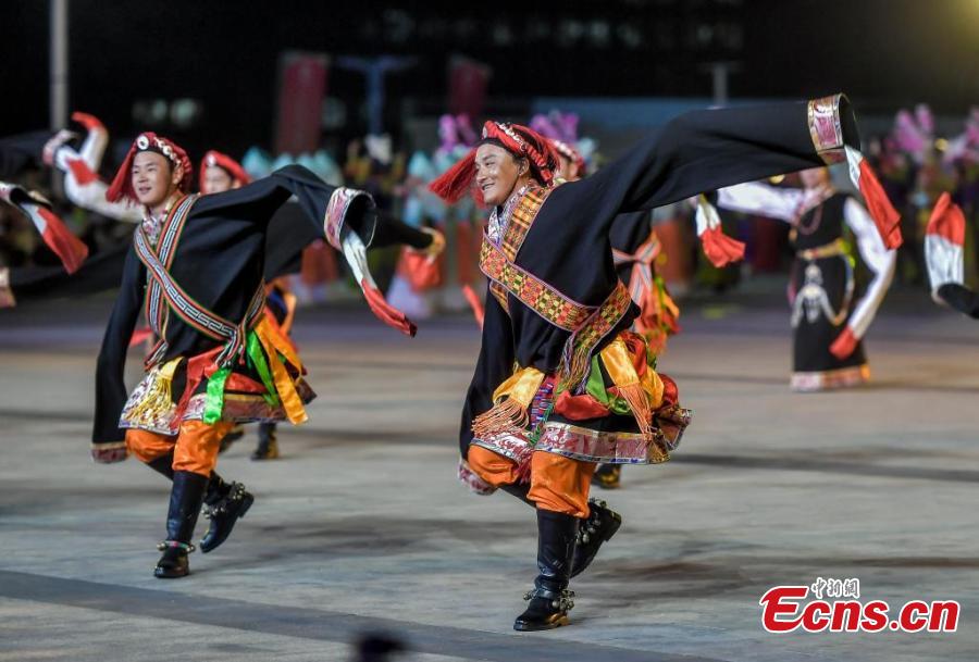 Xinjiang lan?a a primeira temporada de arte folclórica