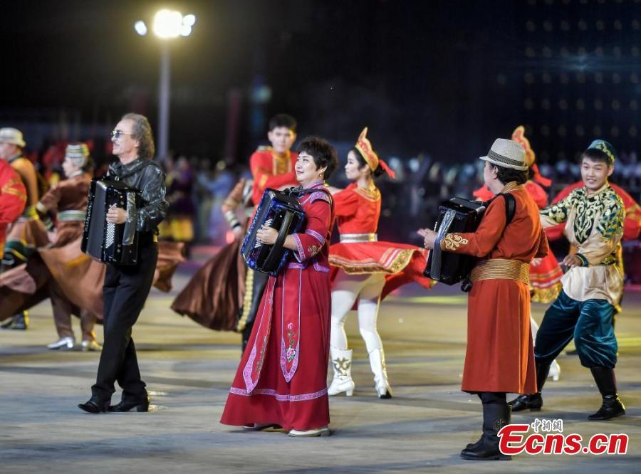 Xinjiang lan?a a primeira temporada de arte folclórica
