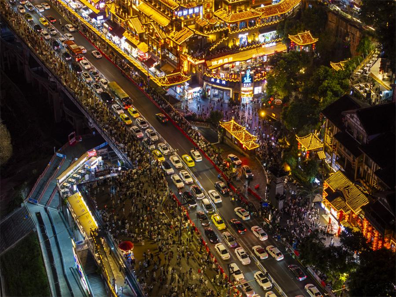 Município de Chongqing atrai viajantes de ver?o, apesar de temperaturas elevadas