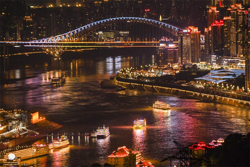 Município de Chongqing atrai viajantes de ver?o, apesar de temperaturas elevadas
