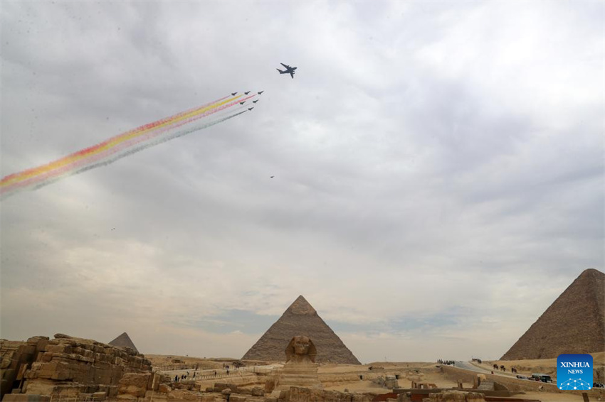 Avi?es da for?a aérea chinesa participam em show aéreo no Egito