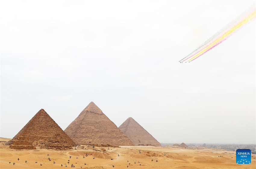 Avi?es da for?a aérea chinesa participam em show aéreo no Egito