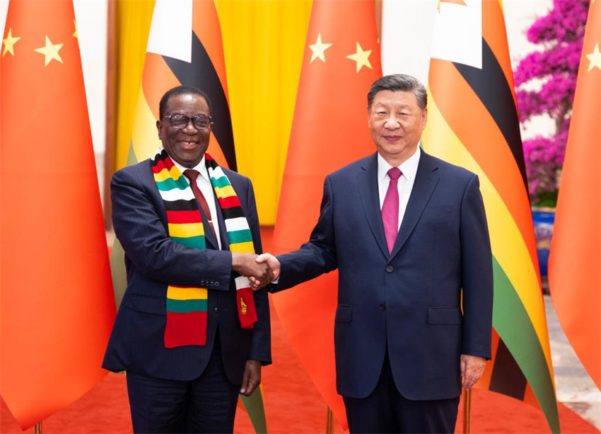 FOCAC: Xi Jinping realiza conversas com presidente zimbabuense