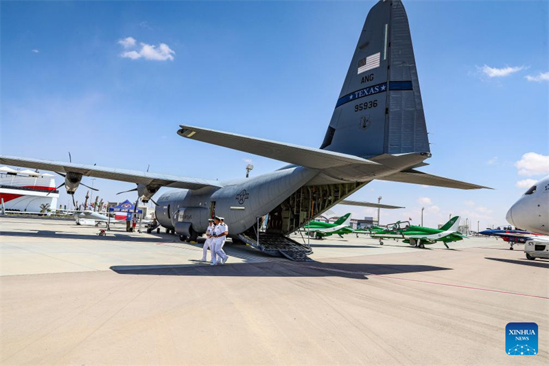 Primeiro Show Aéreo Internacional do Egito inicia com avi?o chinês em exposi??o a solo