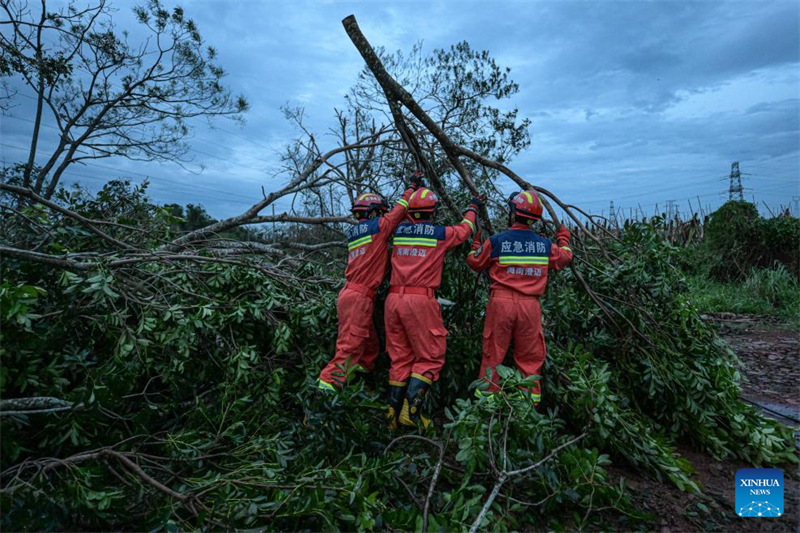 Hainan na China retoma gradualmente o tráfego aéreo e marítimo após supertuf?o Yagi