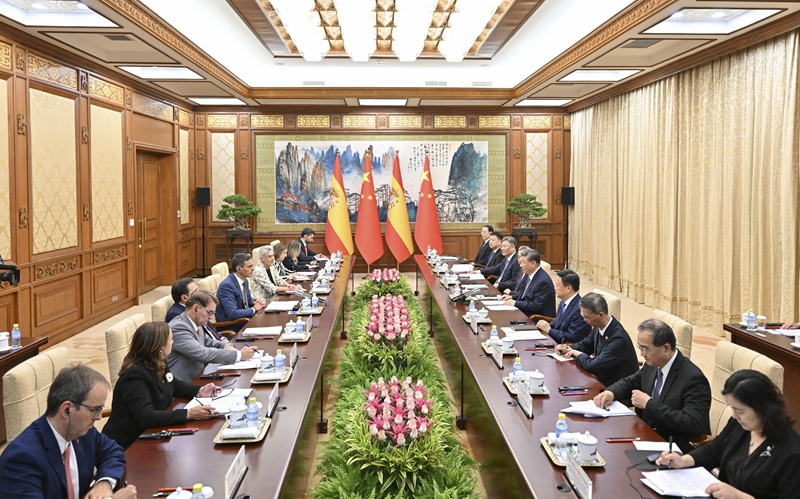 Xi Jinping reúne-se com primeiro-ministro espanhol em Beijing