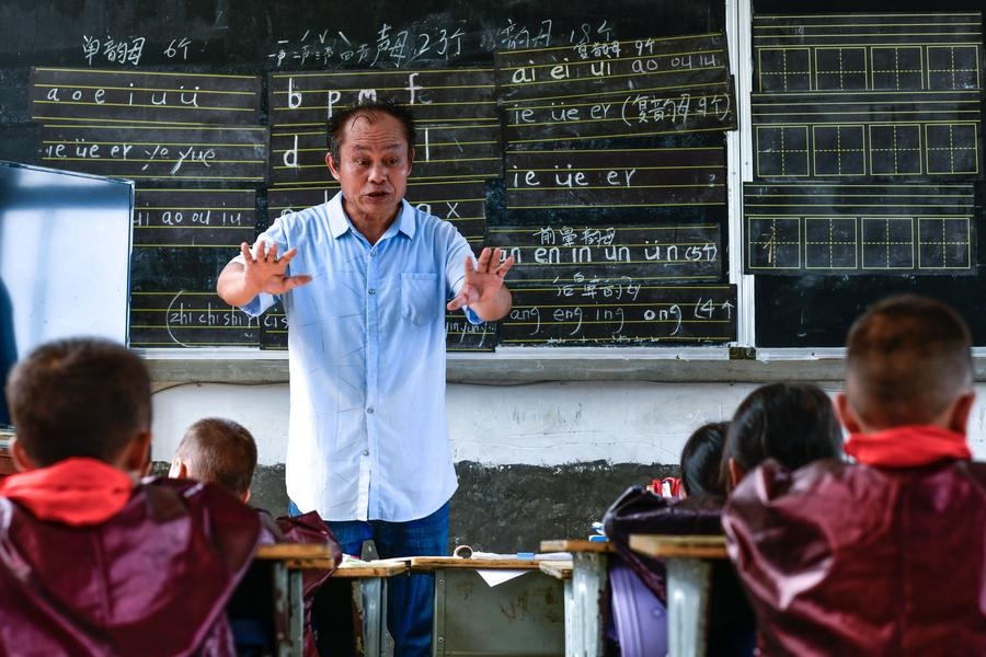Professor dá esperan?a às crian?as nas montanhas do interior da China