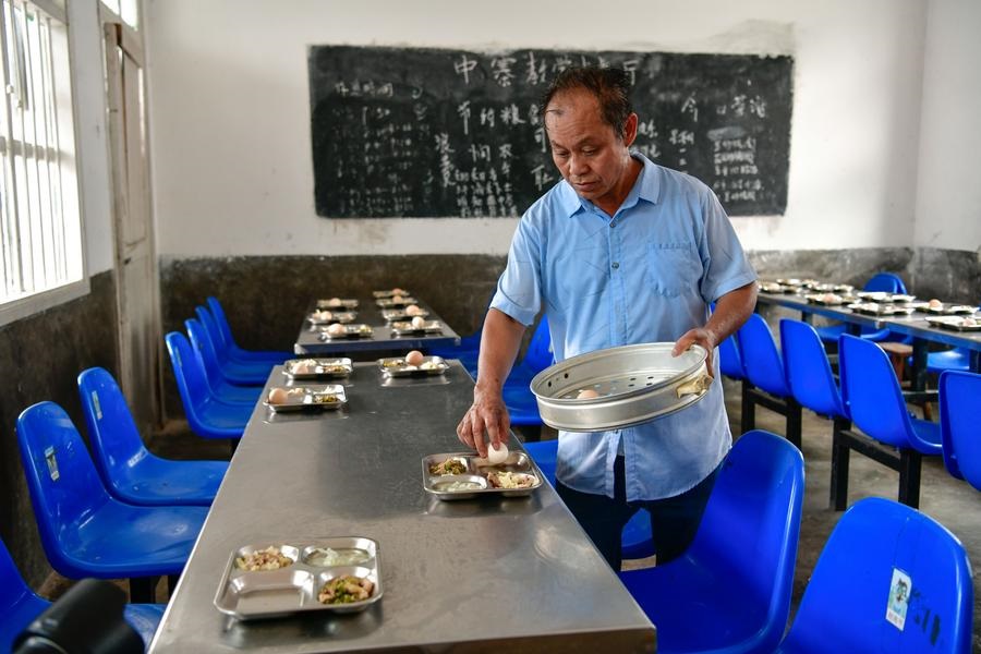 Professor dá esperan?a às crian?as nas montanhas do interior da China