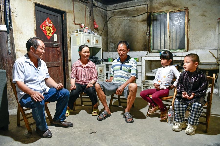 Professor dá esperan?a às crian?as nas montanhas do interior da China