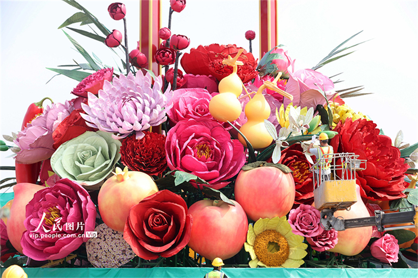 Beijing: decora??es do Dia Nacional come?am a ser instaladas na Pra?a Tiananmen