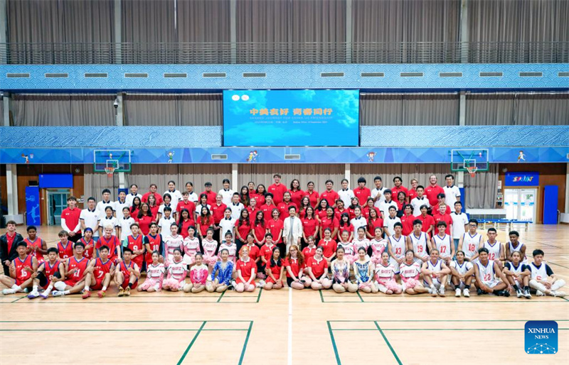 Peng Liyuan participa da atividade de intercambio cultural e esportivo de jovens China-EUA em Beijing