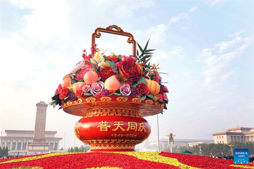 Pra?a de Tiananmen decorada com flores para comemora??es do Dia Nacional