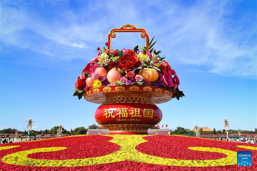 Pra?a de Tiananmen decorada com flores para comemora??es do Dia Nacional