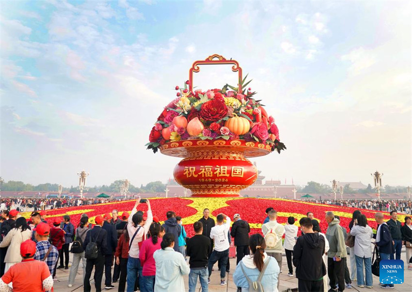 Pra?a de Tiananmen decorada com flores para comemora??es do Dia Nacional