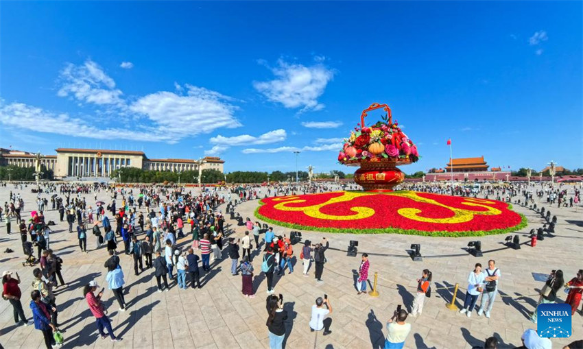 Pra?a de Tiananmen decorada com flores para comemora??es do Dia Nacional
