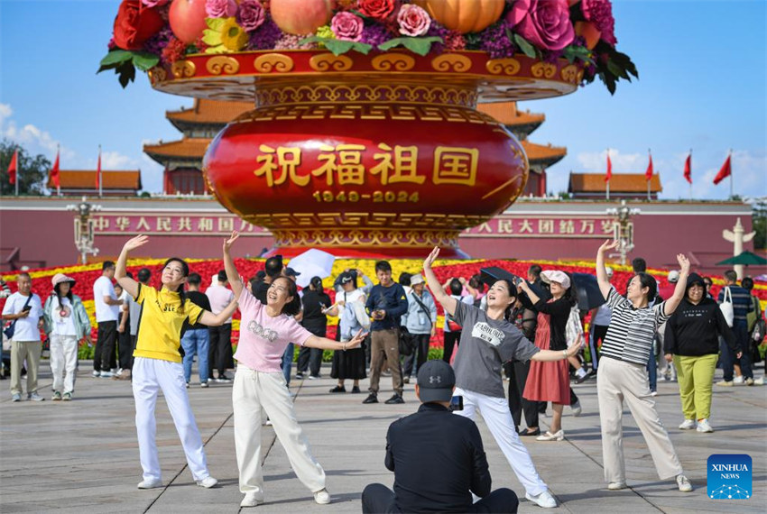 Pra?a de Tiananmen decorada com flores para comemora??es do Dia Nacional