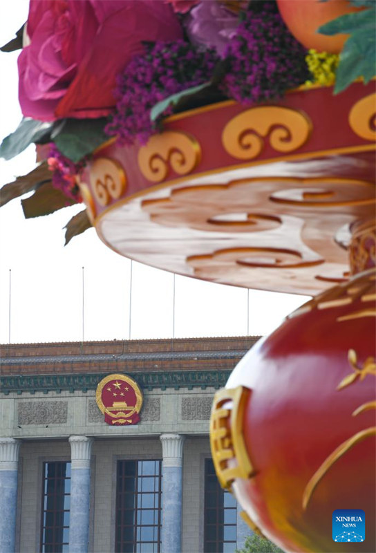 Pra?a de Tiananmen decorada com flores para comemora??es do Dia Nacional