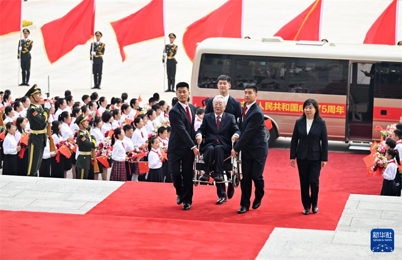 Xi Jinping estende felicita??es aos destinatários das mais altas honras estatais da China