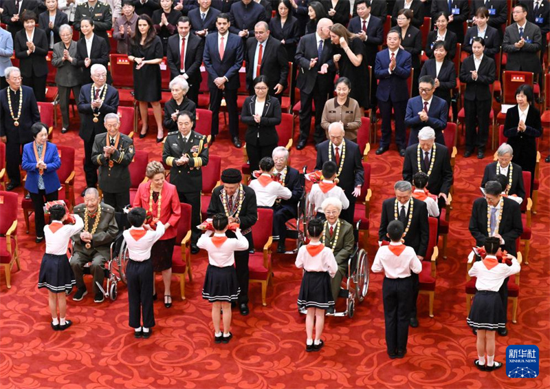 Xi Jinping estende felicita??es aos destinatários das mais altas honras estatais da China