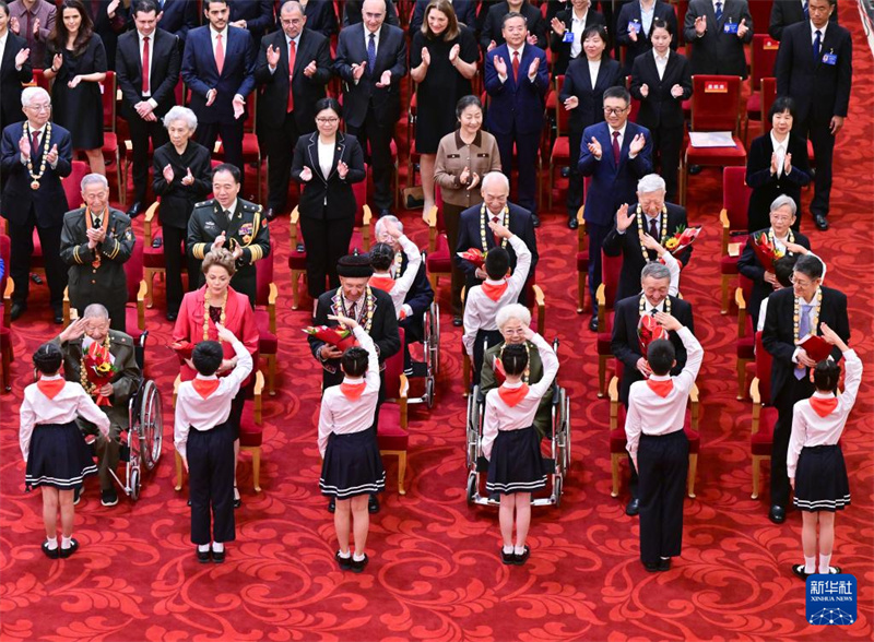 Xi Jinping estende felicita??es aos destinatários das mais altas honras estatais da China