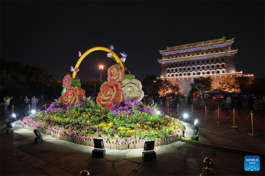 Marcos históricos de Beijing recebem ilumina??o para celebrar o 75o aniversário da funda??o da RPC