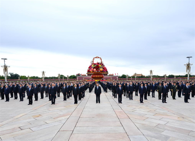 Xi Jinping homenageia heróis falecidos no Dia dos Mártires