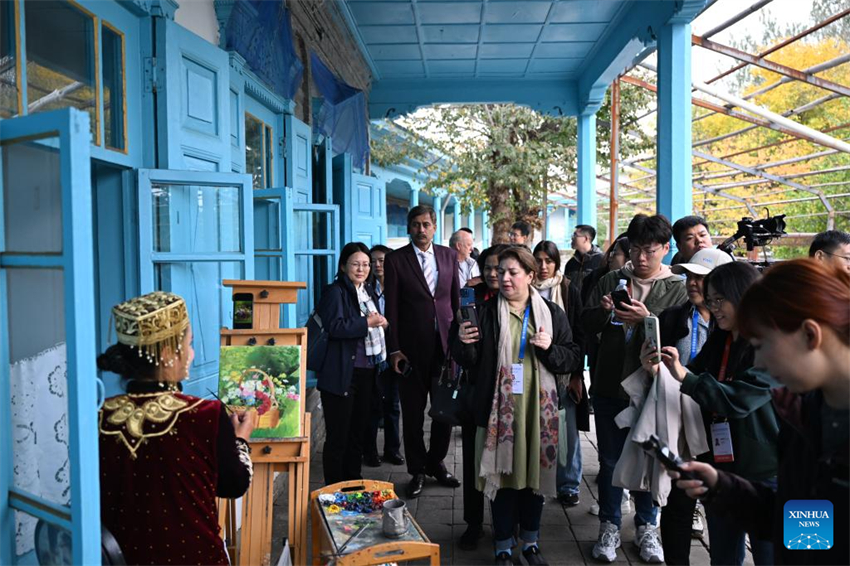 Participantes da 6a Cúpula Mundial de Mídia visitam Xinjiang