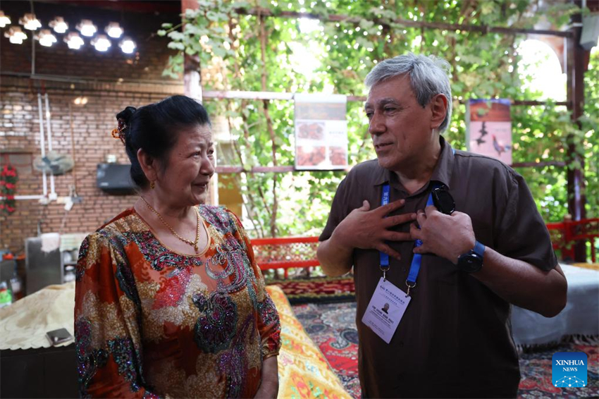 Participantes da 6a Cúpula Mundial de Mídia visitam Xinjiang