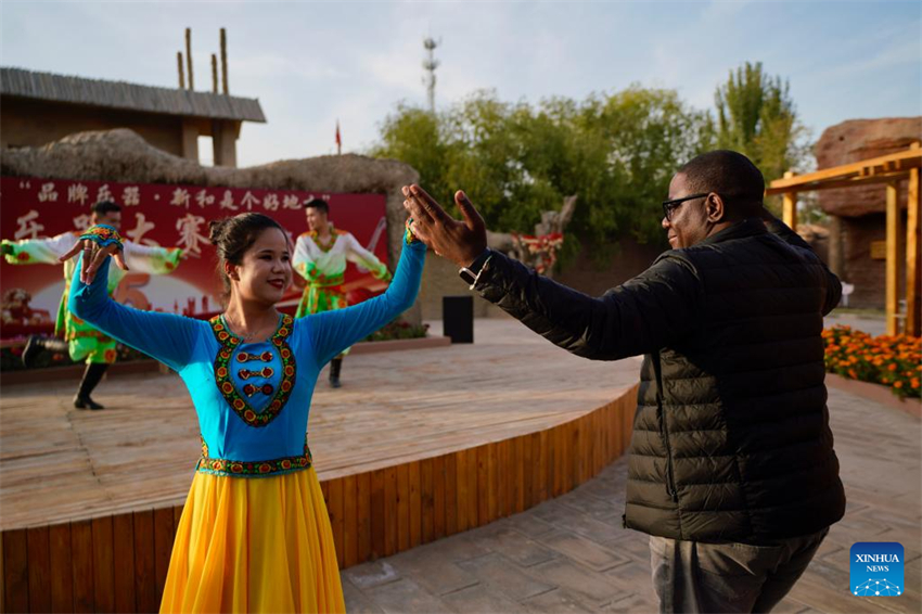 Participantes da 6a Cúpula Mundial de Mídia visitam Xinjiang