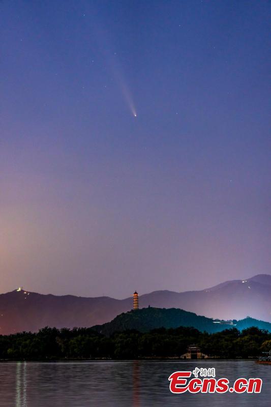Cometa atravessa o céu noturno sobre o Palácio de Ver?o