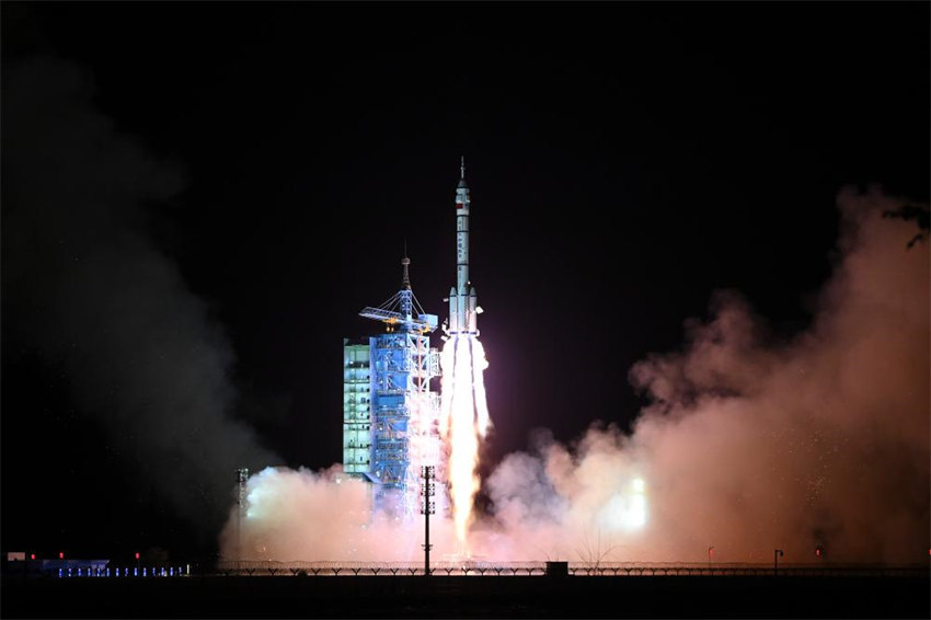 China lan?a nave espacial tripulada Shenzhou-19