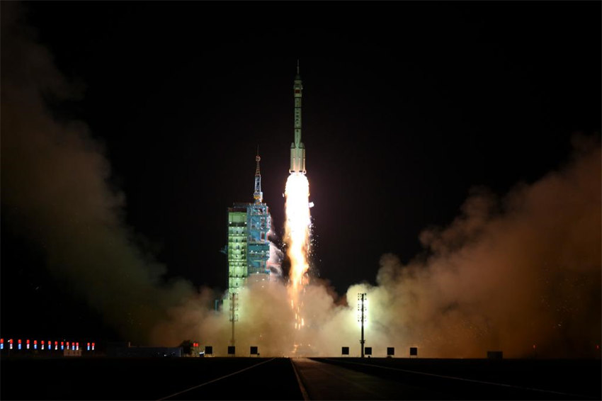 China lan?a nave espacial tripulada Shenzhou-19