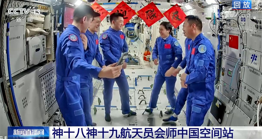 Astronautas da Shenzhou-19 entram na esta??o espacial