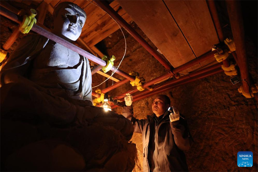 Trabalho de prote??o e restaura??o realizado nas Grutas da Montanha Maiji no noroeste da China