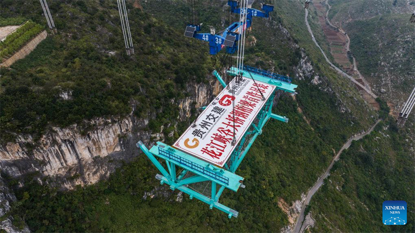 Guizhou: primeira viga de treli?a de a?o da ponte sobre o Grand Canyon de Huajiang a postos para a instala??o