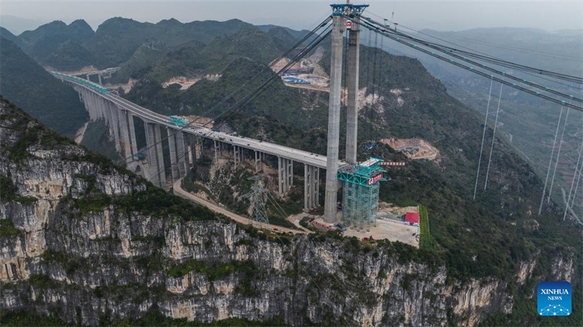 Guizhou: primeira viga de treli?a de a?o da ponte sobre o Grand Canyon de Huajiang a postos para a instala??o