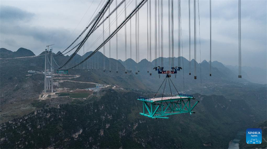 Guizhou: primeira viga de treli?a de a?o da ponte sobre o Grand Canyon de Huajiang a postos para a instala??o