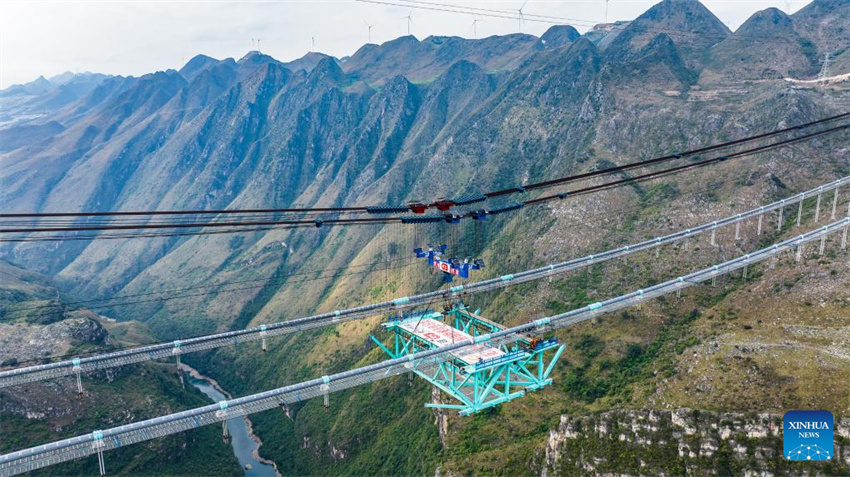 Guizhou: primeira viga de treli?a de a?o da ponte sobre o Grand Canyon de Huajiang a postos para a instala??o