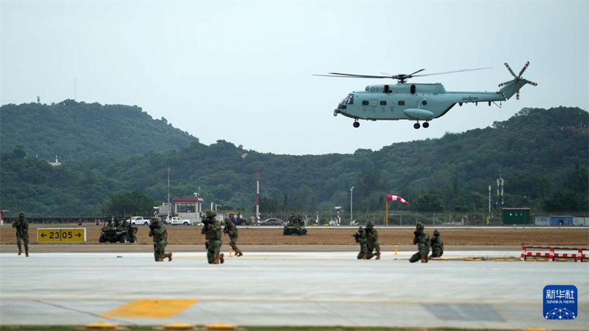 Helicópteros a bordo de porta-avi?es da marinha chinesa realizam voos de teste antes do Zhuhai Airshow