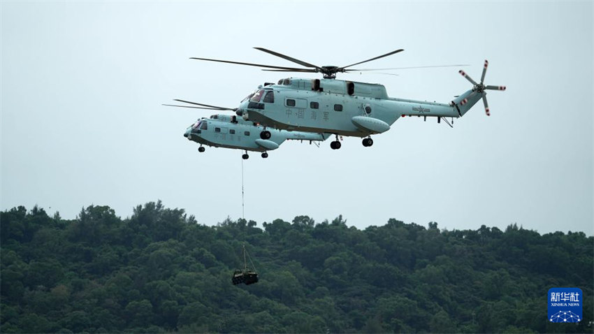 Helicópteros a bordo de porta-avi?es da marinha chinesa realizam voos de teste antes do Zhuhai Airshow