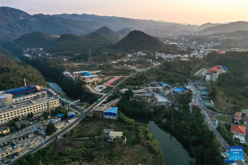 Linha especial de ?nibus ajuda moradores a vender produtos agrícolas em Guizhou