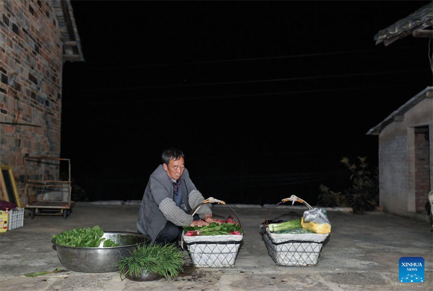 Linha especial de ?nibus ajuda moradores a vender produtos agrícolas em Guizhou