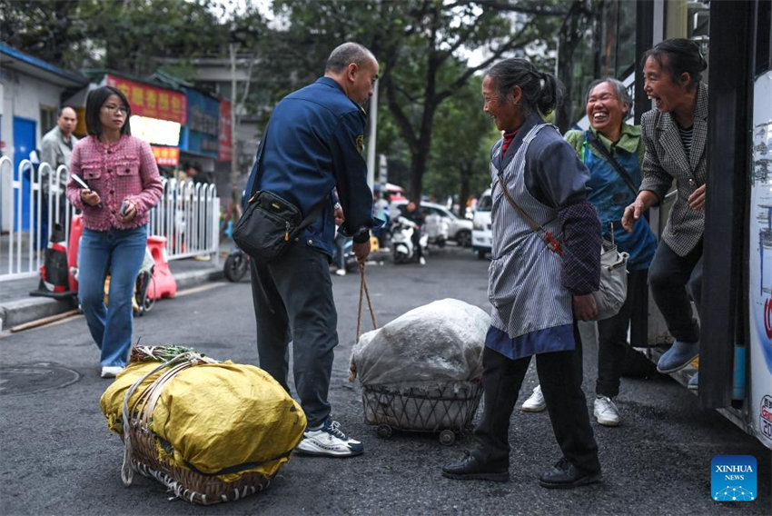 Linha especial de ?nibus ajuda moradores a vender produtos agrícolas em Guizhou