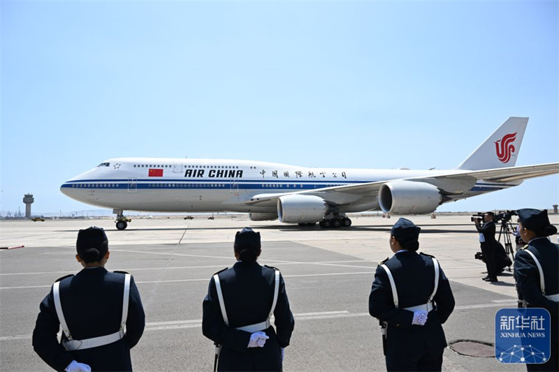 Xi Jinping chega a Lima para visita de Estado ao Peru e reuni?o da APEC